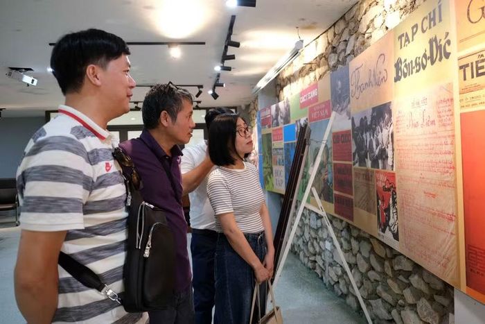Các đảng viên tham quan Di tích lịch sử Quốc gia Trường Dạy làm báo Huỳnh Thúc Kháng.
