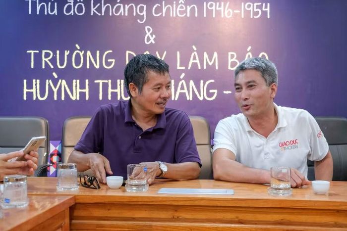 Các đảng viên bàn thảo về chuyển đổi số báo chí.