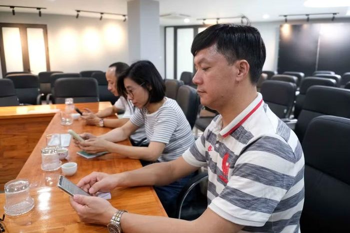 Các đảng viên thực hiện thao tác sinh hoạt Đảng trên hệ thống.
