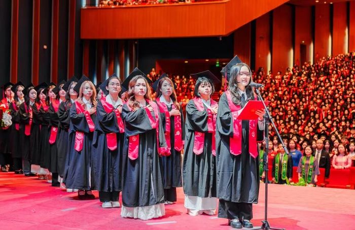 Các tân cử nhân thực hiện nghi lễ tuyên thệ.