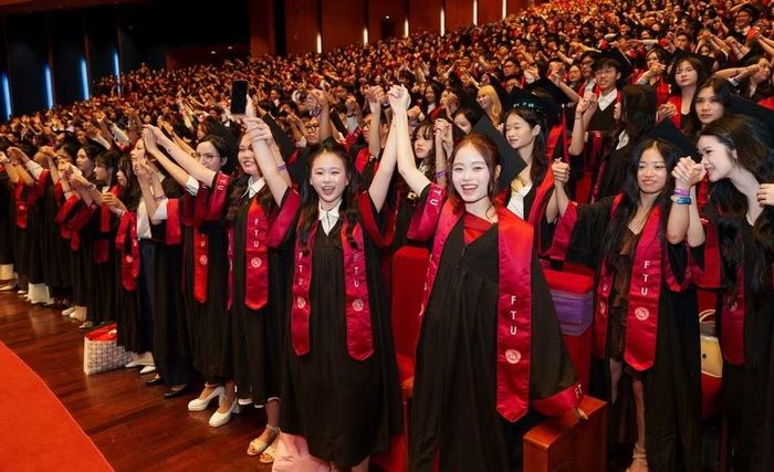 Tân cử nhân Trường Đại học Ngoại thương trong ngày nhận bằng tốt nghiệp.