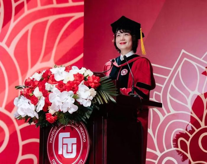PGS.TS Phạm Thu Hương – Bí thư Đảng ủy, Hiệu trưởng Trường Đại học Ngoại thương phát biểu tại buổi lễ.