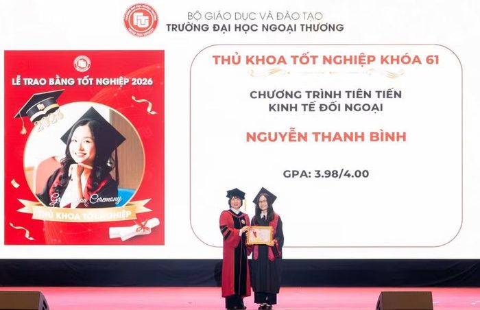 PGS.TS Phạm Thu Hương trao bằng tốt nghiệp cho Thủ khoa Nguyễn Thanh Bình.