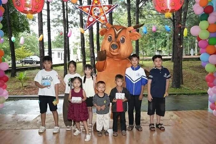Sự quan tâm dành cho con em lực lượng bảo vệ rừng cũng là sự động viên thiết thực và đáng quý đối với những người đang ngày ngày làm nhiệm vụ giữ rừng. (Nguồn: WildAct)