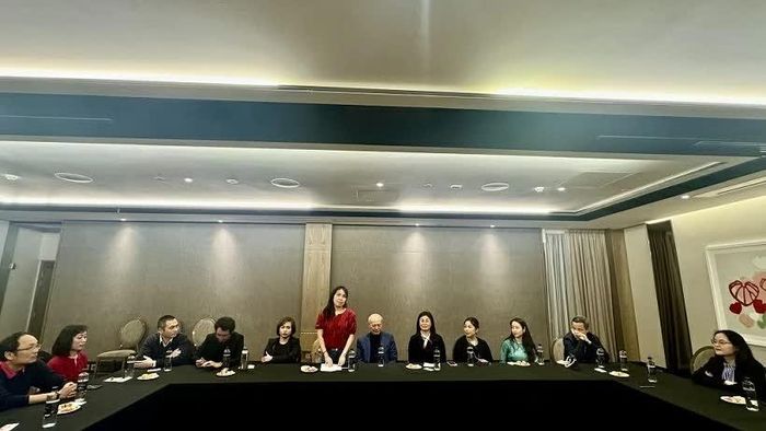 Bà Lê Trần Tâm, Phó Chủ tịch Hội người Việt Nam tại Auckland trao đổi về một số chính sách pháp luật.