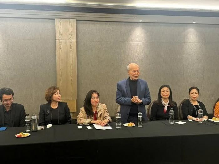 Ông Bùi Hữu Mạnh, Chủ tịch danh dự Hội người Việt tại New Zealand phát biểu về các hoạt động tích cực của cộng đồng qua nhiều thế hệ, tại cuộc gặp ở Auckland.