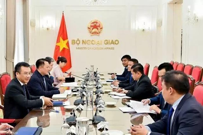 Ông Nguyễn Việt Anh, Vụ trưởng Vụ Tổ chức Cán bộ, Bộ Ngoại giao trao đổi với đoàn Bộ Ngoại giao Lào sang tham vấn kinh nghiệm xây dựng Luật về hàm, cấp ngoại giao. (Ảnh TGCC)