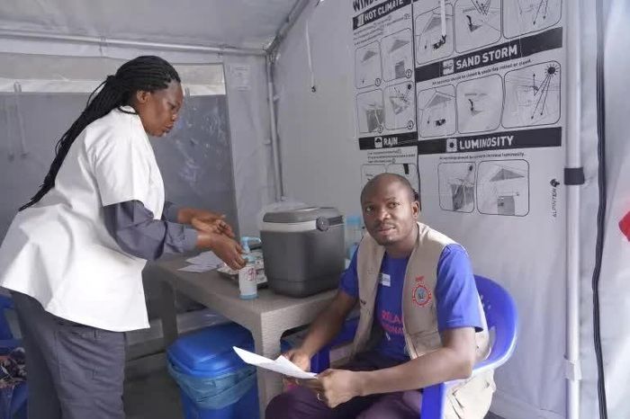 Nhân viên y tế chờ tiêm vaccine Ervebo tại một cơ sở điều trị ở Bunia, tỉnh Ituri, CHDC Congo. (Nguồn: Al Jazeera)