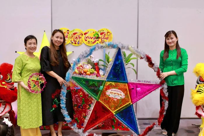 Các cô giáo Trường Việt ngữ Cây Tre tự tay làm đèn ông sao cho các em thiếu nhi. (Nguồn: Tổng Lãnh sự quán Việt Nam tại Osaka)