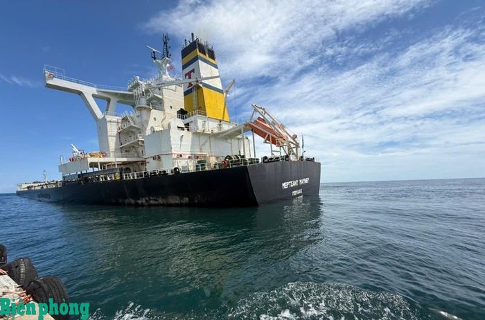 Tàu Merchant Mariner neo cách khu neo cảng Dung Quất khoảng 15 hải lý. Ảnh: Văn Tánh