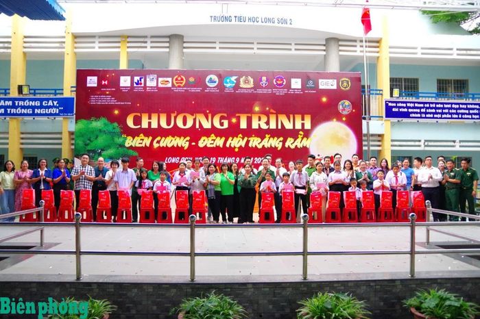 Ban Tổ chức chương trình, các đơn vị phối hợp và các nhà tài trợ chụp ảnh lưu niệm cùng các em thiếu nhi xã Long Sơn, thành phố Hồ Chí Minh. Ảnh: Quang Anh