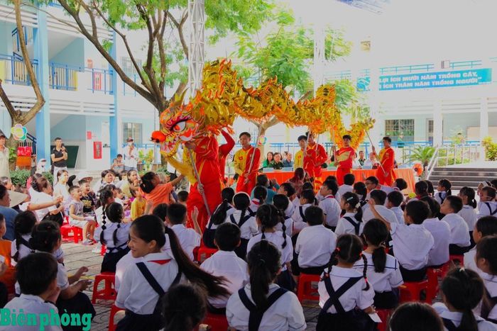 Các em thiếu nhi thích thú với màn múa Lân - Sư - Rồng tại chương trình. Ảnh: Quang Anh