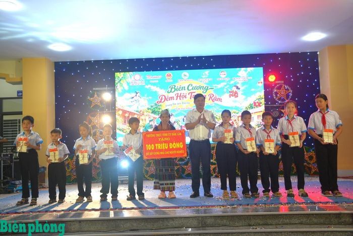 Đồng chí Lương Nguyễn Minh Triết trao hỗ trợ nhà tặng người nghèo và học bổng tặng các em học sinh. Ảnh: Ngọc Lân