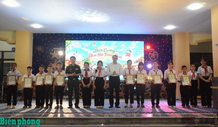 Đại diện lãnh đạo Ban Chỉ huy Bộ đội Biên phòng tỉnh Đắk Lắk và lãnh đạo Văn phòng Tỉnh ủy tặng Thư khen cho các em học sinh trong chương trình "Nâng bước em tới trường". Ảnh: Ngọc Lân