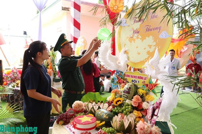 Cán bộ Bộ đội Biên phòng cùng các em học sinh tham gia phần thi. Ảnh: Tuấn Kiệt