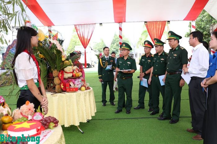 Các đại biểu tham quan những mâm cỗ Trung thu do học sinh các trường trên địa bàn xã Mường Lát thực hiện. Ảnh: Tuấn Kiệt