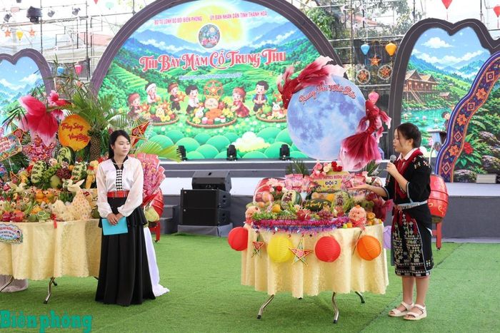 Đại diện đội thi thuyết trình, giới thiệu ý tưởng và thông điệp của mâm cỗ Trung thu. Ảnh: Tuấn Kiệt