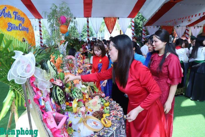 Các đội thi khẩn trương hoàn thiện phần trưng bày mâm cỗ Trung thu trong thời gian quy định. Ảnh: Tuấn Kiệt