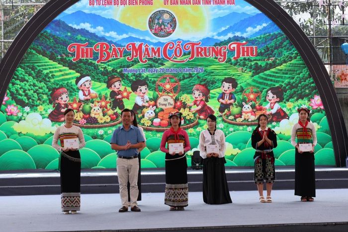 Đồng chí Mai Xuân Giang, Phó Chủ tịch Ủy ban nhân dân xã Mường Lát trao thưởng cho các đội thi đoạt giải Nhì. Ảnh: Tuấn Kiệt