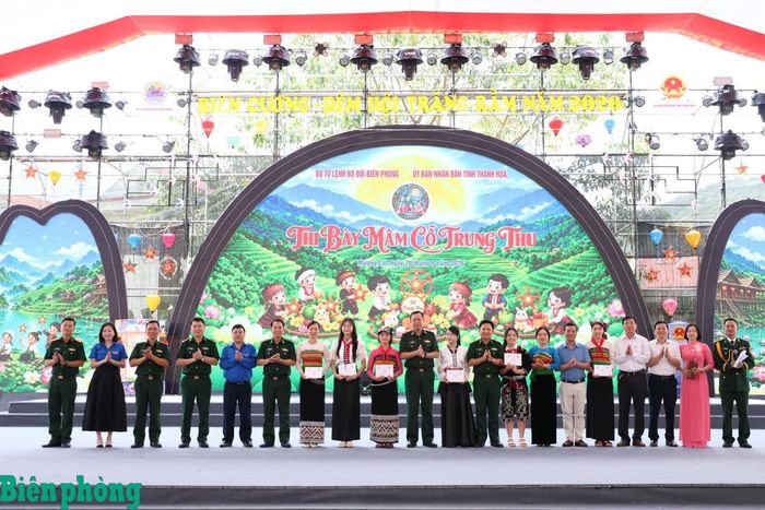 Các đại biểu cùng các đội thi chụp ảnh lưu niệm. Ảnh: Ngọc Lâm
