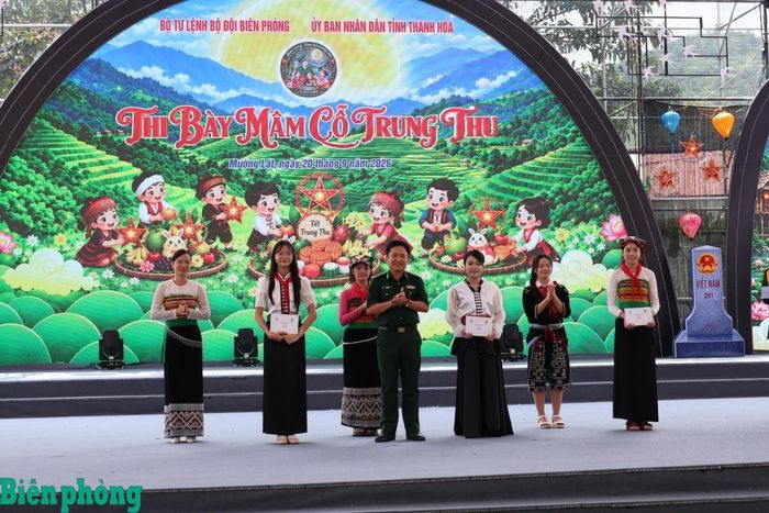 Đại tá Lê Văn Long, Phó Chính ủy Bộ đội Biên phòng tỉnh Thanh Hóa trao thưởng cho các đội thi đoạt giải Ba. Ảnh: Ngọc Lâm