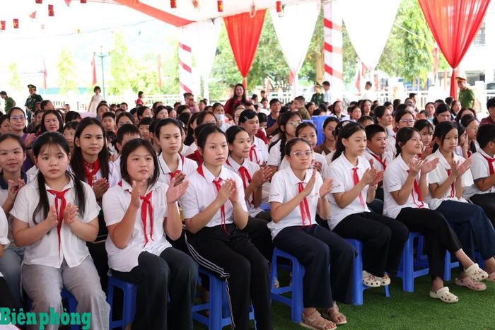 Các em học sinh cổ vũ nồng nhiệt cho các đội thi. Ảnh: Ngọc Lâm
