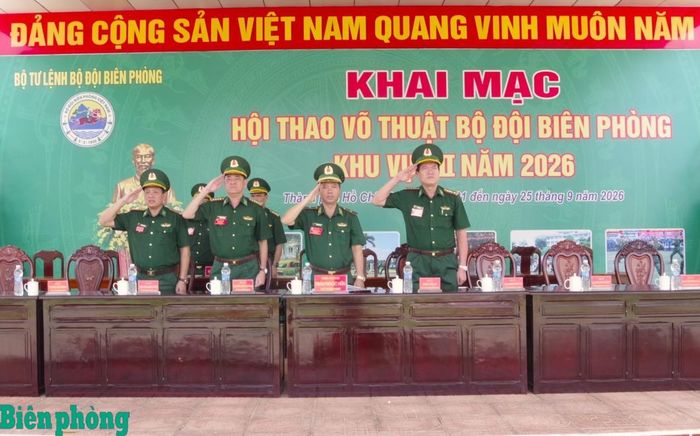 Thiếu tướng Trần Ngọc Hữu (thứ 2 từ phải sang) và Thủ trưởng Bộ Tham mưu, Cục Chính trị, Cục Hậu cần - Kỹ thuật Bộ đội Biên phòng dự buổi tổng duyệt. Ảnh: Lê Khoa