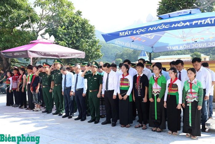 Các đại biểu dành một phút mặc niệm tưởng nhớ các anh hùng liệt sĩ. Ảnh: Tuấn Kiệt