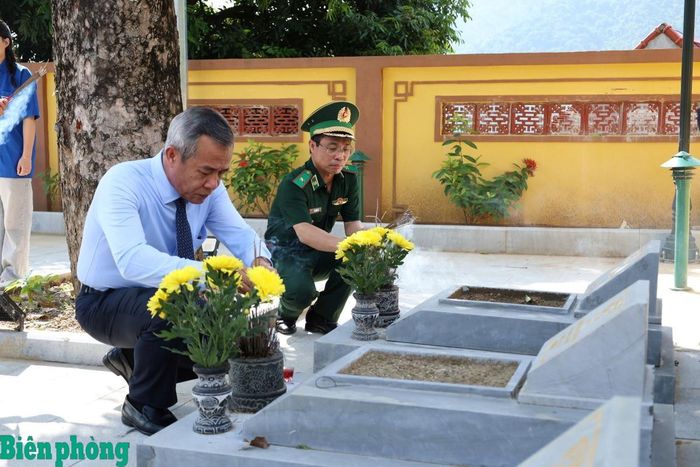 Đồng chí Lê Đức Thái và Thiếu tướng Vũ Quốc Ân dâng hương tại phần mộ các anh hùng, liệt sĩ. Ảnh: Ngọc Lâm
