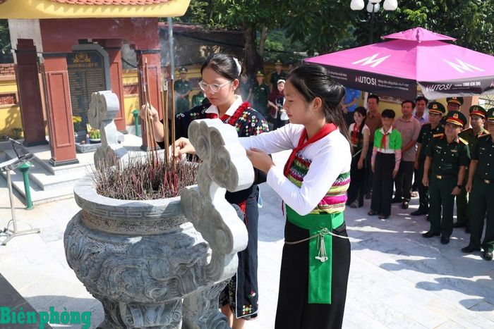 Các em học sinh dâng hương tại Nghĩa trang Liệt sĩ xã Mường Lát. Ảnh: Tuấn Kiệt