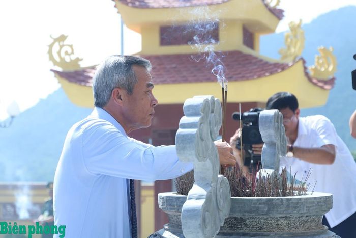 Đồng chí Lê Đức Thái dâng hương tại Nghĩa trang Liệt sĩ xã Mường Lát. Ảnh: Tuấn Kiệt