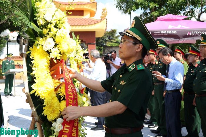 Thiếu tướng Vũ Quốc Ân chỉnh hoa tại Nghĩa trang Liệt sĩ xã Mường Lát. Ảnh: Ngọc Lâm
