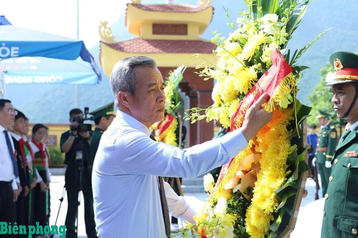 Đồng chí Lê Đức Thái chỉnh hoa tại Nghĩa trang Liệt sĩ xã Mường Lát. Ảnh: Ngọc Lâm
