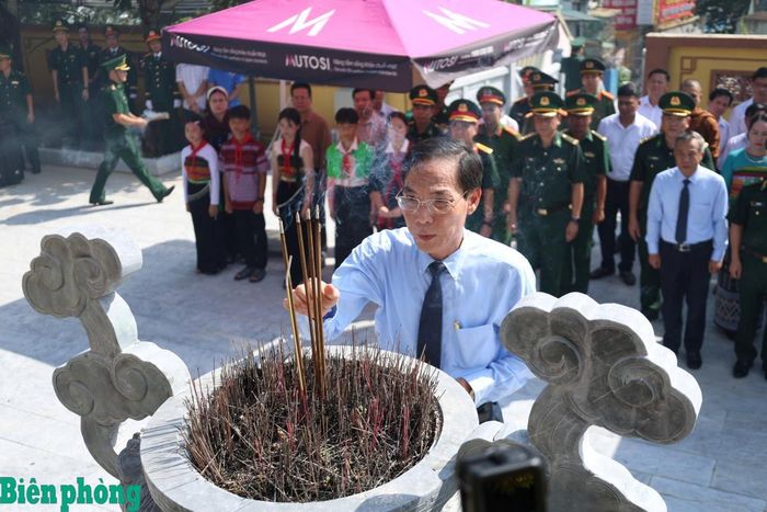 Đồng chí Đầu Thanh Tùng dâng hương tại Nghĩa trang Liệt sĩ xã Mường Lát. Ảnh: Tuấn Kiệt