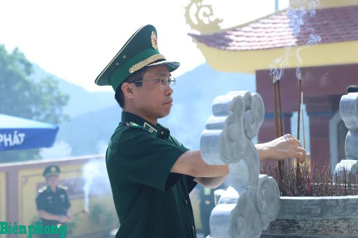 Thiếu tướng Vũ Quốc Ân dâng hương tại Nghĩa trang Liệt sĩ xã Mường Lát. Ảnh: Tuấn Kiệt