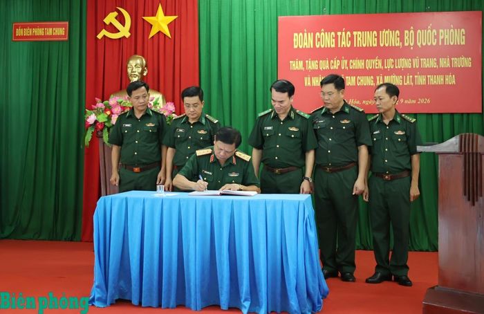 Thượng tướng Nguyễn Trường Thắng ghi sổ vàng truyền thống tại Đồn Biên phòng Tam Chung. Ảnh: Tuấn Kiệt