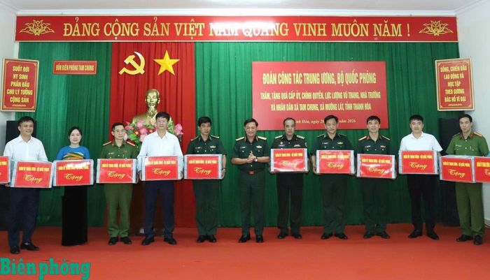 Thừa ủy quyền Thủ trưởng Bộ Quốc phòng, Trung tướng Lê Văn Hướng trao quà tặng các tập thể. Ảnh: Ngọc Lâm