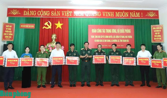 Thừa ủy quyền lãnh đạo Đảng, Nhà nước, Thượng tướng Nguyễn Trường Thắng trao quà tặng các tập thể. Ảnh: Tuấn Kiệt