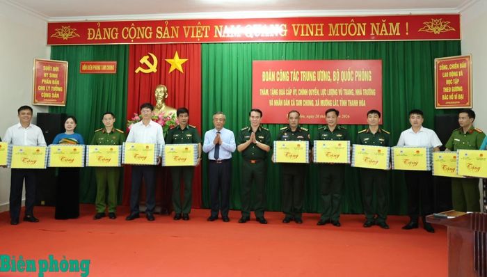 Đồng chí Lê Đức Thái và Trung tướng Vũ Trung Kiên trao quà tặng các tập thể. Ảnh: Tuấn Kiệt