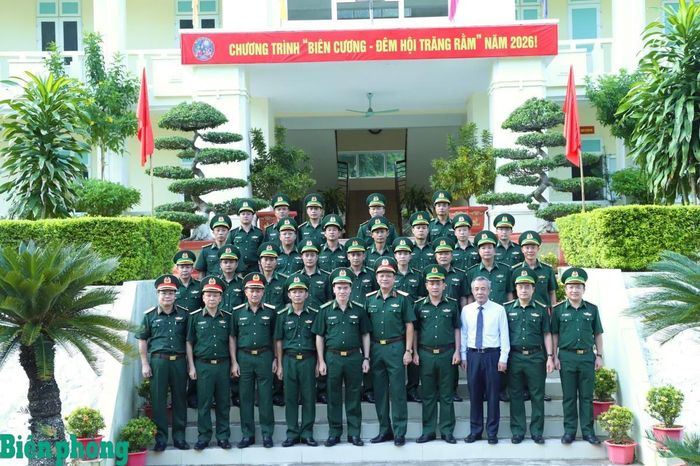 Các đại biểu chụp ảnh lưu niệm với cán bộ Đồn Biên phòng Tam Chung. Ảnh: Ngọc Lâm
