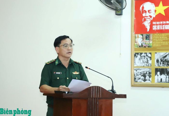 Trung tá Ngô Minh Quang, Đồn trưởng Đồn Biên phòng Tam Chung, Bộ đội Biên phòng tỉnh Thanh Hóa báo cáo tại buổi làm việc. Ảnh: Ngọc Lâm