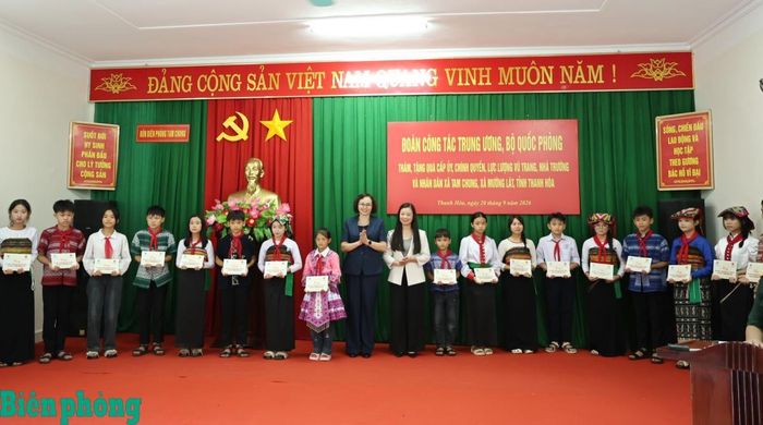 Đồng chí Cao Thị Xuân và Nguyễn Thị Thu Hiền trao học bổng tặng các cháu học sinh. Tuấn Kiệt