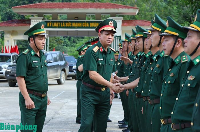Thượng tướng Nguyễn Trường Thắng, Trưởng đoàn công tác Trung ương, Bộ Quốc phòng đến thăm, tặng quà cán bộ, nhân dân và các lực lượng vũ trang trên địa bàn xã Tam Chung, Mường Lát tại Đồn Biên phòng Tam Chung. Ảnh: Tuấn Kiệt