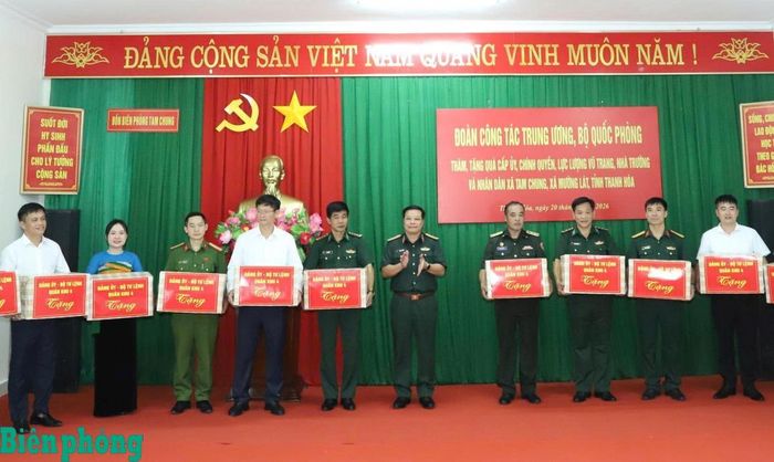 Thiếu tướng Ngô Nam Cường trao quà tặng các tập thể: Ảnh: Ngọc Lâm