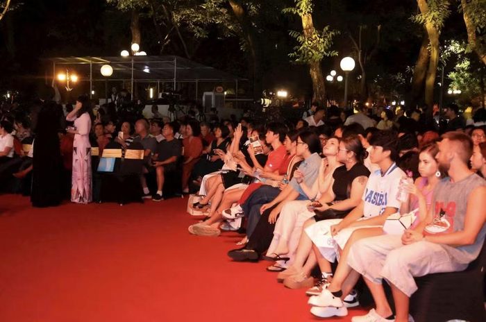 Công chúng tham dự đêm bế mạc Hanoi Jazztival 2026 tại Nhà Bát Giác - Vườn hoa Lý Thái Tổ. Ảnh: Hoàng Quyên
