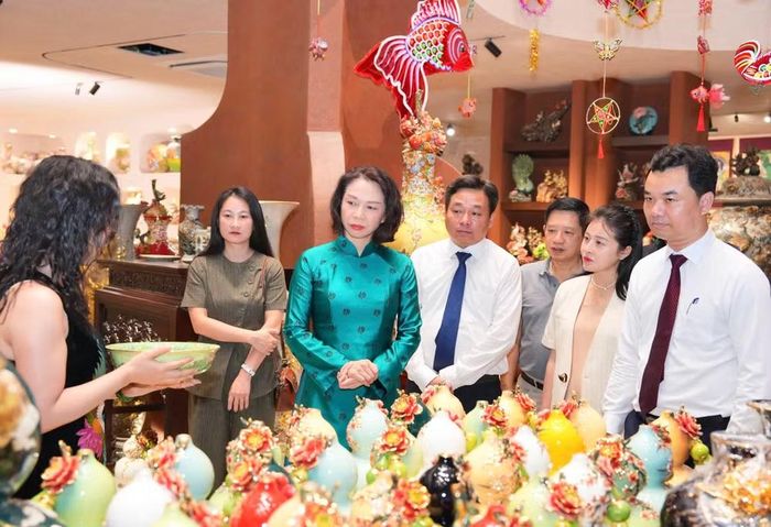 Đại biểu tham quan không gian trưng bày sản phẩm gốm sứ tại làng nghề Bát Tràng. Ảnh: BTC