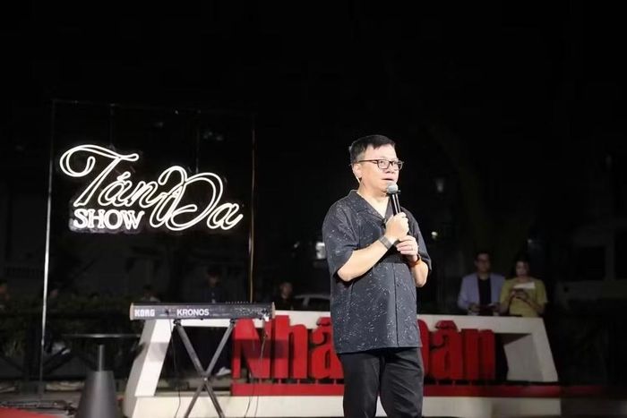 Nhà báo Lê Quốc Minh, Ủy viên Trung ương Đảng, Tổng Biên tập Báo Nhân Dân, Phó Trưởng ban Tuyên giáo Trung ương, Chủ tịch Hội Nhà báo Việt Nam chia sẻ về chương trình. Ảnh: Khiếu Minh