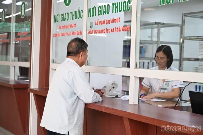 Trong quý I/2026, tỷ lệ bao phủ BHYT đã vượt 97% dân số. Đây là nền tảng tài chính quan trọng để mở rộng khả năng tiếp cận các phương pháp điều trị bằng y học cổ truyền, nhất là tại tuyến xã và hệ thống y tế cơ sở.