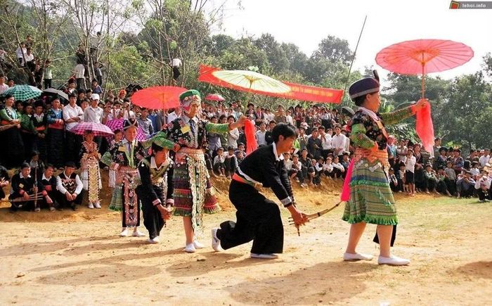 Đồng bào Mông biểu diễn khèn và hát múa trong lễ hội Xuân. Ảnh: Nguyễn Hải