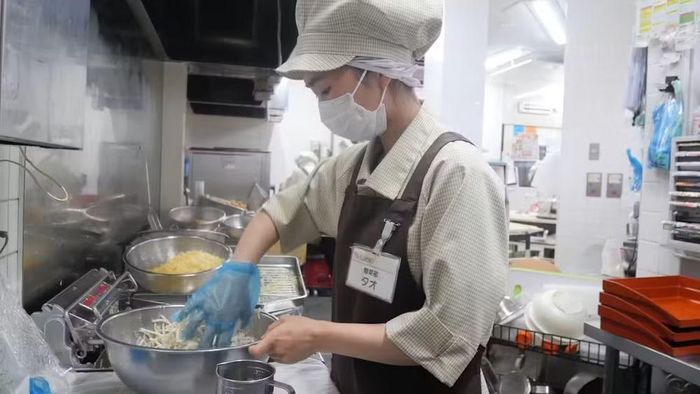 Nữ công nhân Việt Nam đang chế biến thực phẩm tại cơ sở của Saeki ở Nhật Bản. Ảnh: Kyosuke Jinno.